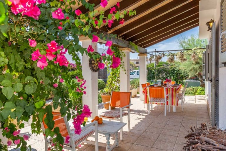 Outdoor Dining Area In Cottage 50 M From The Beach